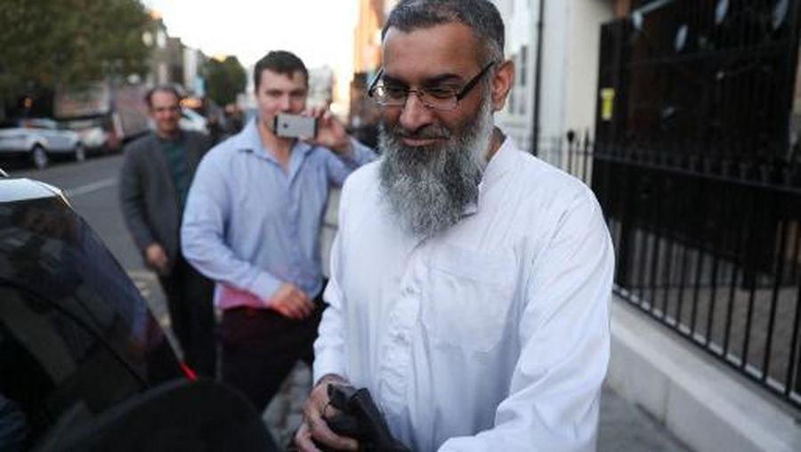 Radical cleric Anjem Choudary is seen leaving a probation hostel in London on October 19, 2018 following his release from prison. Radical cleric Anjem Choudary, long a thorn in the side of British authorities, was released from prison on October 19 having served half his sentence for encouraging support for the Islamic State group, British media reported. (Photo by Daniel LEAL / AFP)