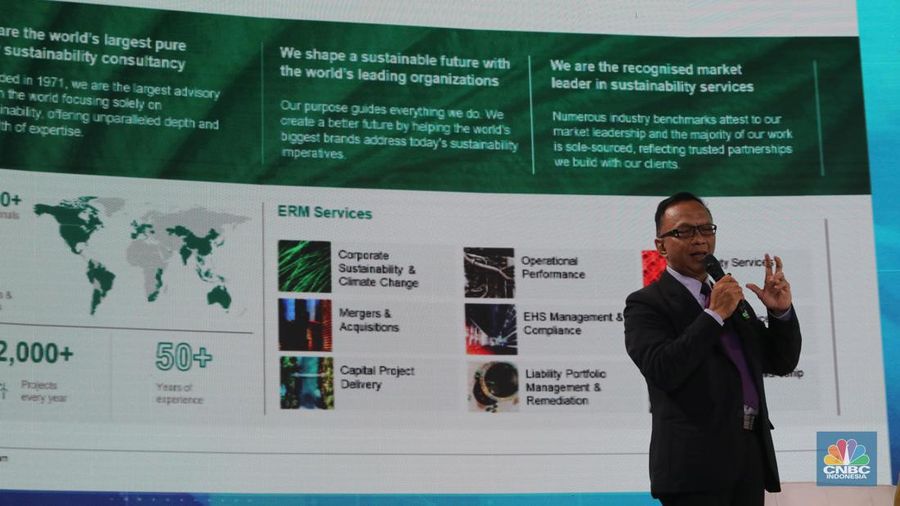 Country Managing PT ERM Indonesia, Setiaji Hadiprayitno mengikuti sesi diskusi panel sesi 2 dengan tema 