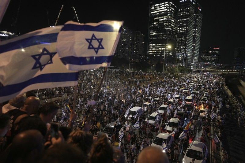 Perdana Menteri Israel Benjamin Netanyahu dan anggota parlemen berkumpul di pleno Knesset untuk memberikan suara pada RUU yang akan membatasi beberapa kekuasaan Mahkamah Agung, di Yerusalem 24 Juli 2023. Perdana Menteri Israel Benjamin Netanyahu dan anggota parlemen berkumpul di pleno Knesset untuk memberikan suara pada RUU yang akan membatasi beberapa kekuasaan Mahkamah Agung, di Yerusalem 24 Juli 2023. (REUTERS/Amir Cohen)