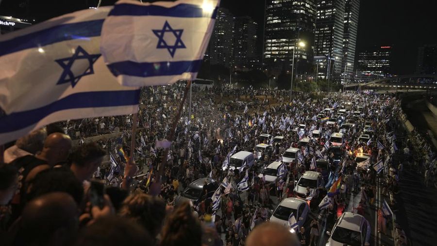 Demonstran memblokir lalu lintas di jalan raya yang melintasi kota selama protes terhadap rencana pemerintah Netanyahu untuk merombak sistem peradilan, di Tel Aviv, Senin, 24 Juli 2023. Anggota parlemen Israel pada hari Senin menyetujui bagian penting dari rencana perpecahan Perdana Menteri Benjamin Netanyahu untuk membentuk kembali sistem peradilan negara meskipun protes besar-besaran telah mengungkap celah yang belum pernah terjadi sebelumnya dalam masyarakat Israel. (AP Photo/Oded Balilty)