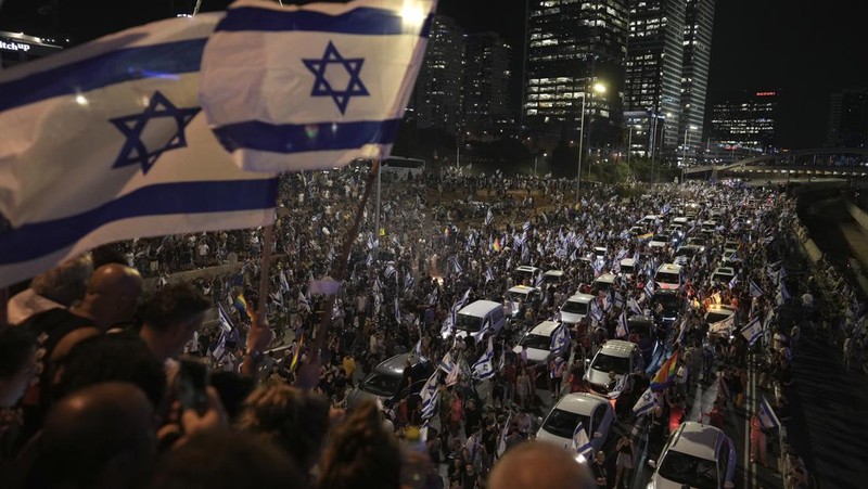 Perdana Menteri Israel Benjamin Netanyahu dan anggota parlemen berkumpul di pleno Knesset untuk memberikan suara pada RUU yang akan membatasi beberapa kekuasaan Mahkamah Agung, di Yerusalem 24 Juli 2023. (REUTERS/Amir Cohen)
