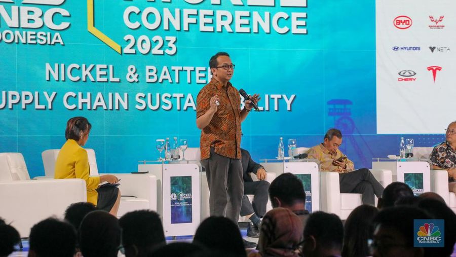 Deputi Bidang Koordinasi Investasi dan Pertambangan, Kementerian Koordinasi Kemaritiman dan Investasi (Kemenko Marves), Septian Hario Seto mengikuti sesi diskusi panel sesi 2 dengan tema 