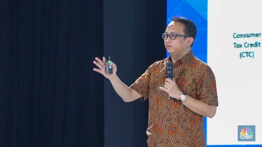 Deputi Bidang Koordinasi Investasi dan Pertambangan, Kementerian Koordinasi Kemaritiman dan Investasi (Kemenko Marves), Septian Hario Seto mengikuti sesi diskusi panel sesi 2 dengan tema