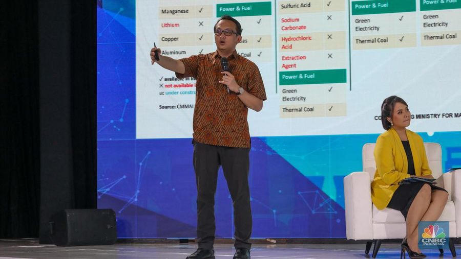 Deputi Bidang Koordinasi Investasi dan Pertambangan, Kementerian Koordinasi Kemaritiman dan Investasi (Kemenko Marves), Septian Hario Seto mengikuti sesi diskusi panel sesi 2 dengan tema