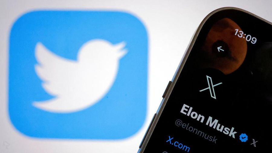 Logo baru Twitter terlihat di akun Twitter Elon Musk di iPhone saat logo Twitter lama ditampilkan di layar MacBook di Galway, Irlandia 24 Juli 2023. (REUTERS/Clodagh Kilcoyne)