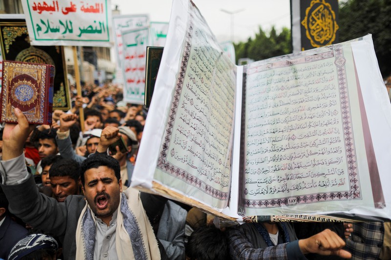 Massa berdemonstrasi menentang penodaan Alquran di Denmark, di Sanaa, Yaman 24 Juli 2023. (REUTERS/Khaled Abdullah)