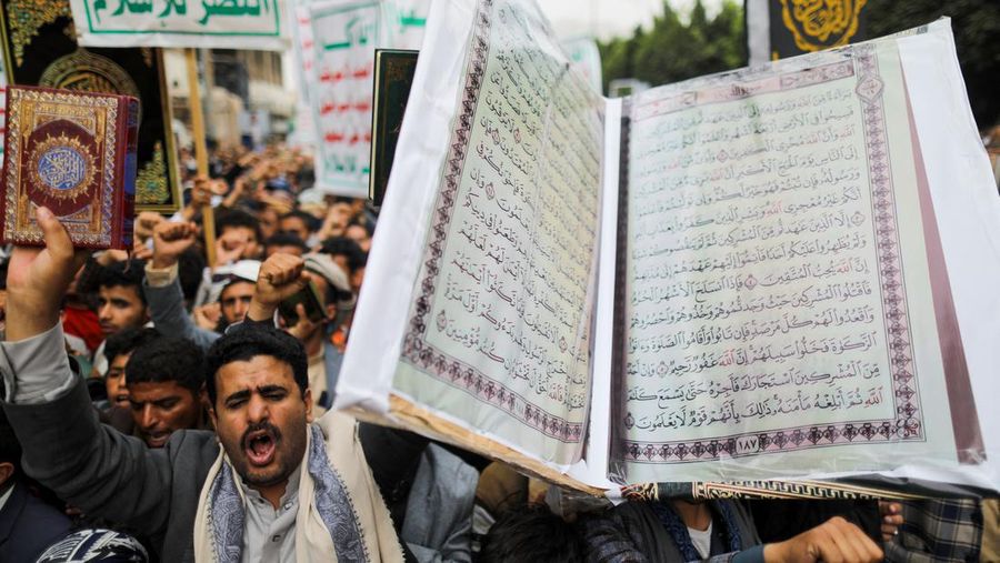 Massa berdemonstrasi menentang penodaan Alquran di Denmark, di Sanaa, Yaman 24 Juli 2023. (REUTERS/Khaled Abdullah)