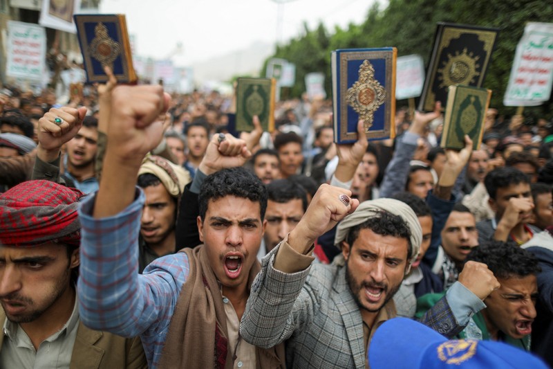 Massa berdemonstrasi menentang penodaan Alquran di Denmark, di Sanaa, Yaman 24 Juli 2023. (REUTERS/Khaled Abdullah)