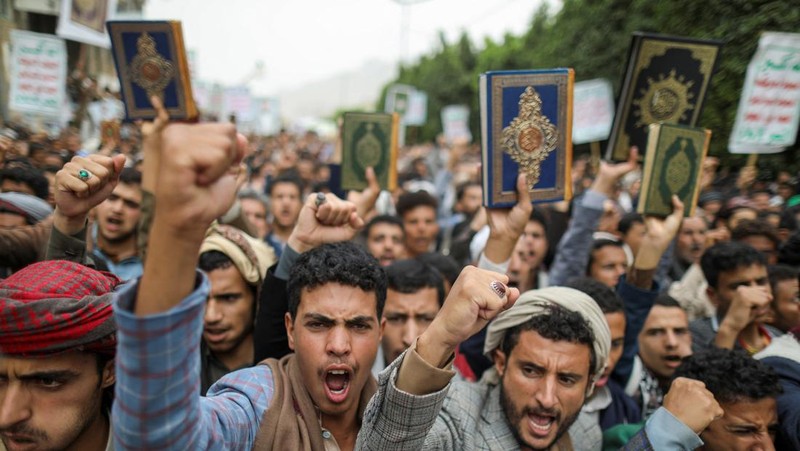 Massa berdemonstrasi menentang penodaan Alquran di Denmark, di Sanaa, Yaman 24 Juli 2023. (REUTERS/Khaled Abdullah)