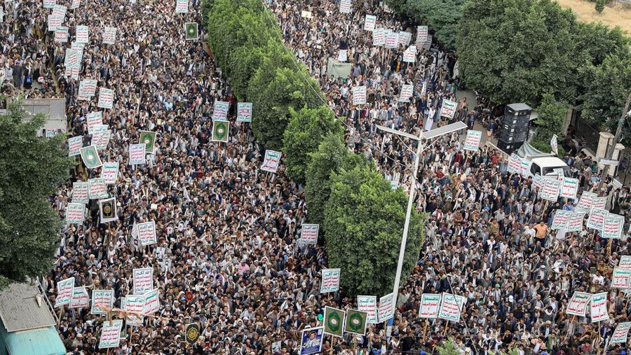 Orang-orang berdemonstrasi menentang penodaan Alquran di Denmark, di Sanaa, Yaman 24 Juli 2023. (REUTERS/Khaled Abdullah)