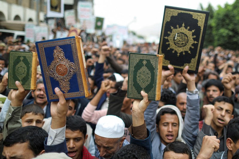 Massa berdemonstrasi menentang penodaan Alquran di Denmark, di Sanaa, Yaman 24 Juli 2023. Massa berdemonstrasi menentang penodaan Alquran di Denmark, di Sanaa, Yaman 24 Juli 2023. (REUTERS/Khaled Abdullah)