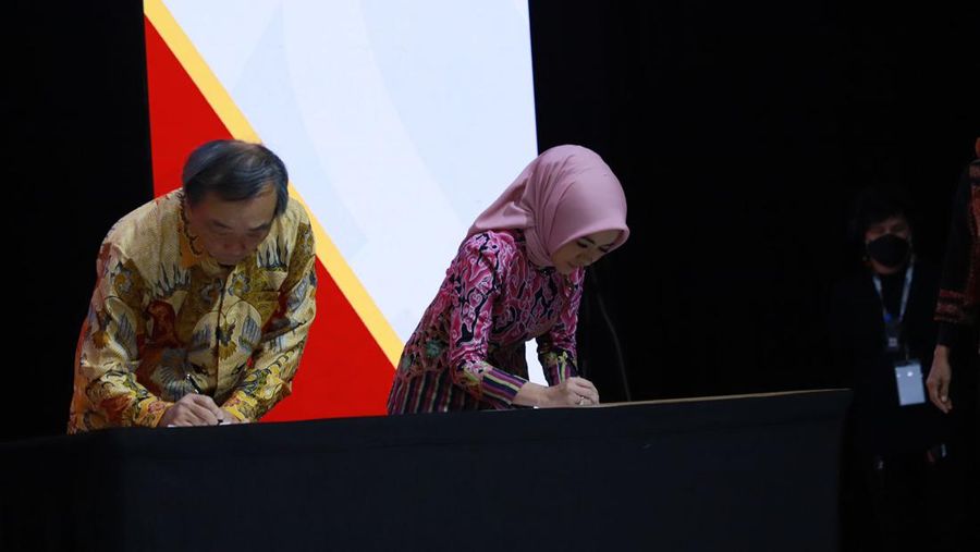 Penandatangan peralihan 35% saham Shell di Blok Masela oleh Pertamina-Petronas. (Dok. Pertamina)