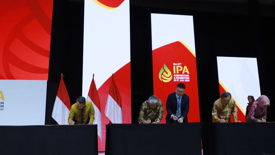Penandatangan peralihan 35% saham Shell di Blok Masela oleh Pertamina-Petronas. (Dok. Pertamina)
