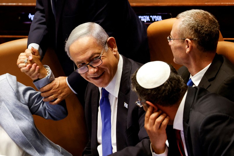 Perdana Menteri Israel Benjamin Netanyahu dan anggota parlemen berkumpul di pleno Knesset untuk memberikan suara pada RUU yang akan membatasi beberapa kekuasaan Mahkamah Agung, di Yerusalem 24 Juli 2023. Perdana Menteri Israel Benjamin Netanyahu dan anggota parlemen berkumpul di pleno Knesset untuk memberikan suara pada RUU yang akan membatasi beberapa kekuasaan Mahkamah Agung, di Yerusalem 24 Juli 2023. (REUTERS/Amir Cohen)
