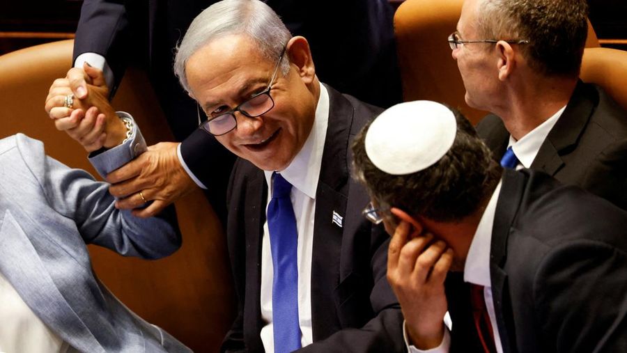Perdana Menteri Israel Benjamin Netanyahu dan anggota parlemen berkumpul di pleno Knesset untuk memberikan suara pada RUU yang akan membatasi beberapa kekuasaan Mahkamah Agung, di Yerusalem 24 Juli 2023. (REUTERS/Amir Cohen)