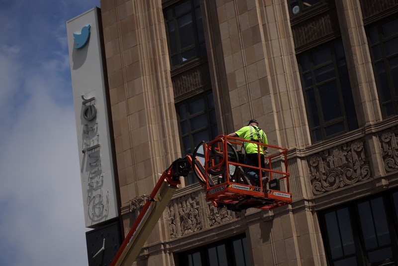 Pekerja mulai membongkar papan tulisan Twitter yang berada di gedung kantor pusat perusahaan Twitter di pusat kota San Francisco, California, AS (24/7/2023). (REUTERS/CARLOS BARRIA) Pekerja mulai membongkar papan tulisan Twitter yang berada di gedung kantor pusat perusahaan Twitter di pusat kota San Francisco, California, AS (24/7/2023). (REUTERS/CARLOS BARRIA)