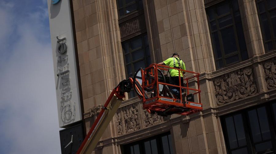 Pekerja mulai membongkar papan tulisan Twitter yang berada di gedung kantor pusat perusahaan Twitter di pusat kota San Francisco, California, AS (24/7/2023). (REUTERS/CARLOS BARRIA)