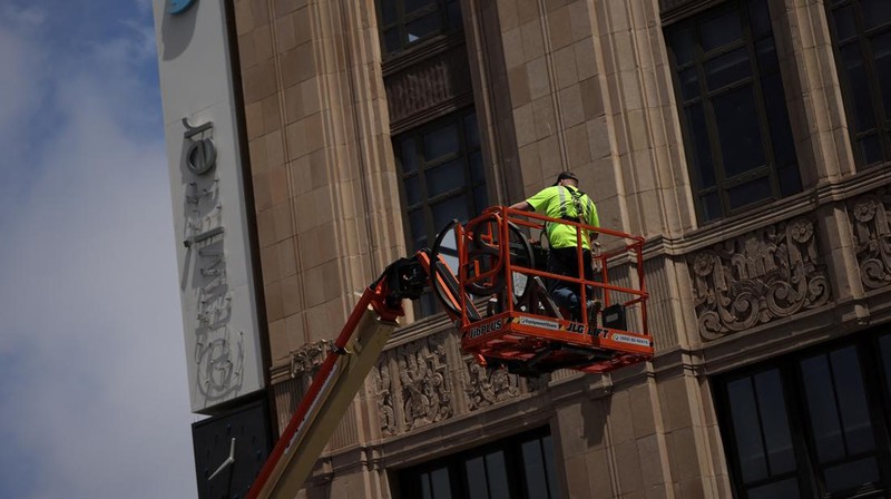 Pekerja mulai membongkar papan tulisan Twitter yang berada di gedung kantor pusat perusahaan Twitter di pusat kota San Francisco, California, AS (24/7/2023). (REUTERS/CARLOS BARRIA)