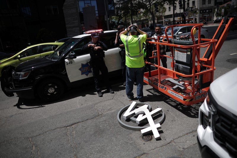 Pekerja mulai membongkar papan tulisan Twitter yang berada di gedung kantor pusat perusahaan Twitter di pusat kota San Francisco, California, AS (24/7/2023). (REUTERS/CARLOS BARRIA) Pekerja mulai membongkar papan tulisan Twitter yang berada di gedung kantor pusat perusahaan Twitter di pusat kota San Francisco, California, AS (24/7/2023). (REUTERS/CARLOS BARRIA)
