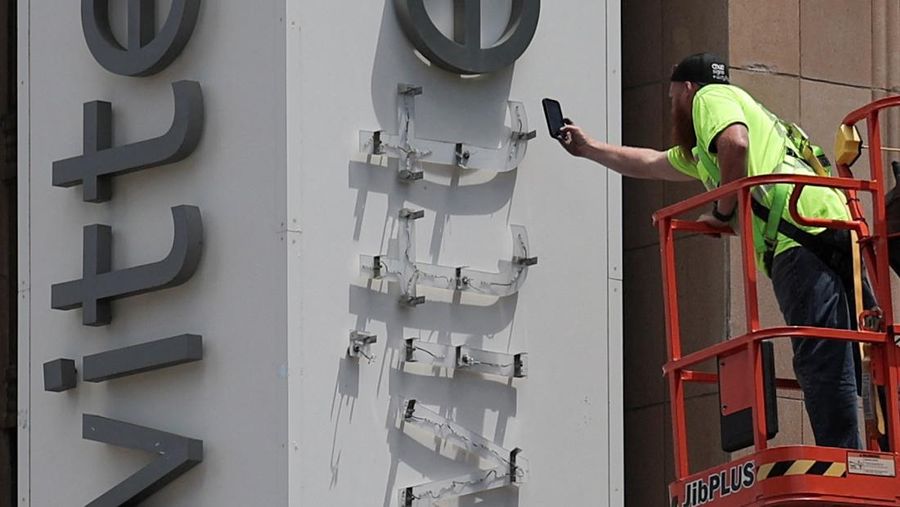 Pergantian papan nama Twitter usai rebranding menjadi X. (REUTERS/CARLOS BARRIA)