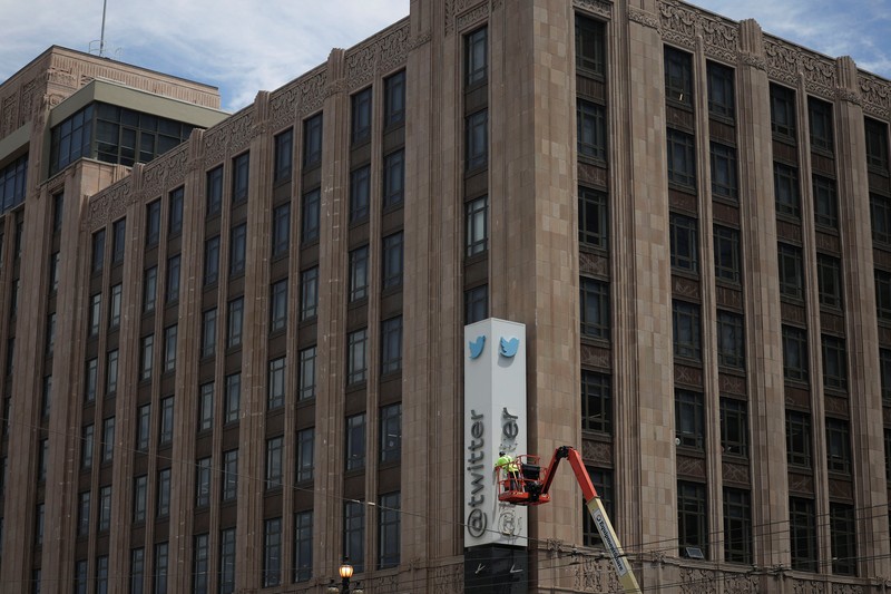 Pekerja mulai membongkar papan tulisan Twitter yang berada di gedung kantor pusat perusahaan Twitter di pusat kota San Francisco, California, AS (24/7/2023). (REUTERS/CARLOS BARRIA) Pekerja mulai membongkar papan tulisan Twitter yang berada di gedung kantor pusat perusahaan Twitter di pusat kota San Francisco, California, AS (24/7/2023). (REUTERS/CARLOS BARRIA)