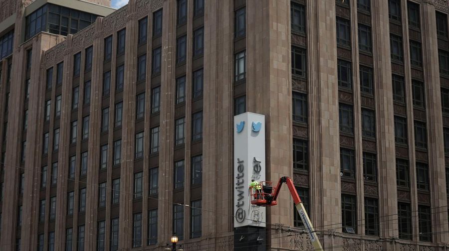Pergantian papan nama Twitter usai rebranding menjadi X. (REUTERS/CARLOS BARRIA)