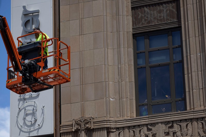 Pekerja mulai membongkar papan tulisan Twitter yang berada di gedung kantor pusat perusahaan Twitter di pusat kota San Francisco, California, AS (24/7/2023). (REUTERS/CARLOS BARRIA) Pekerja mulai membongkar papan tulisan Twitter yang berada di gedung kantor pusat perusahaan Twitter di pusat kota San Francisco, California, AS (24/7/2023). (REUTERS/CARLOS BARRIA)