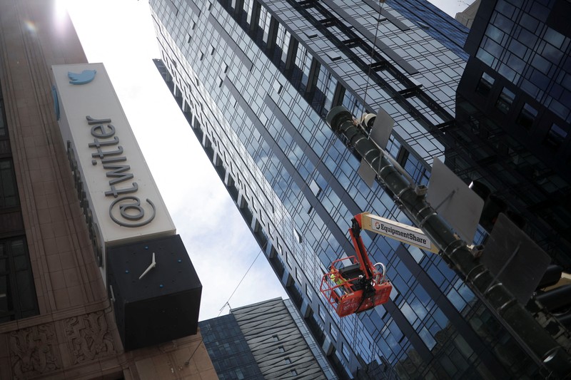 Pekerja mulai membongkar papan tulisan Twitter yang berada di gedung kantor pusat perusahaan Twitter di pusat kota San Francisco, California, AS (24/7/2023). (REUTERS/CARLOS BARRIA) Pekerja mulai membongkar papan tulisan Twitter yang berada di gedung kantor pusat perusahaan Twitter di pusat kota San Francisco, California, AS (24/7/2023). (REUTERS/CARLOS BARRIA)