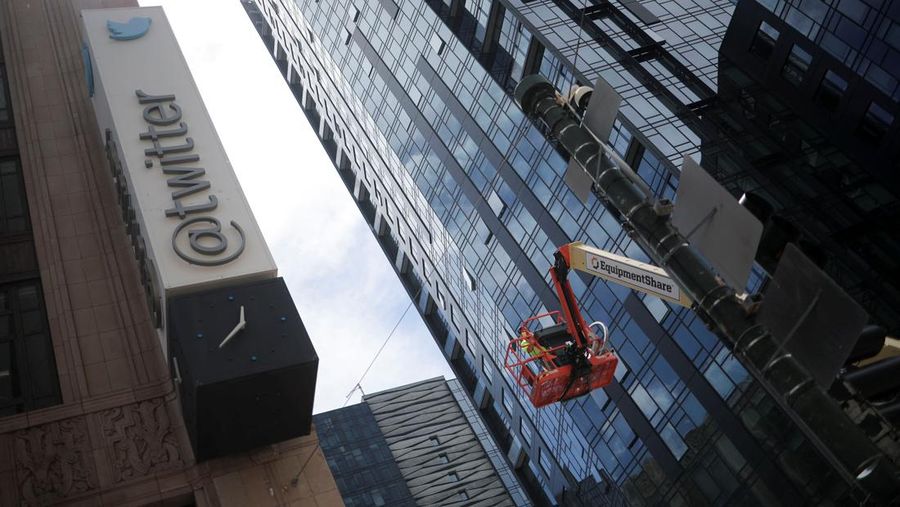 Pekerja mulai membongkar papan tulisan Twitter yang berada di gedung kantor pusat perusahaan Twitter di pusat kota San Francisco, California, AS (24/7/2023). (REUTERS/CARLOS BARRIA)