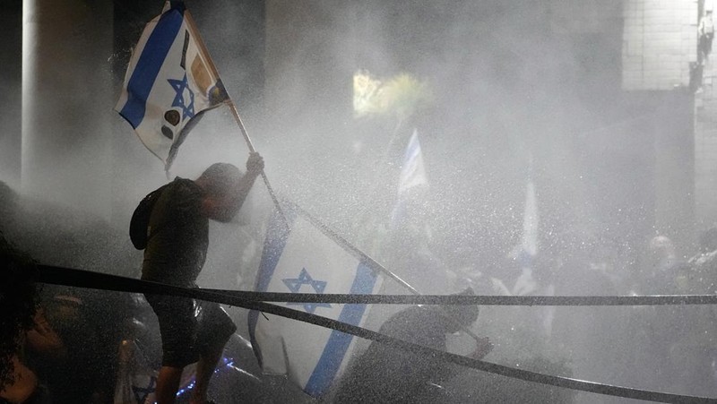 Perdana Menteri Israel Benjamin Netanyahu dan anggota parlemen berkumpul di pleno Knesset untuk memberikan suara pada RUU yang akan membatasi beberapa kekuasaan Mahkamah Agung, di Yerusalem 24 Juli 2023. (REUTERS/Amir Cohen)