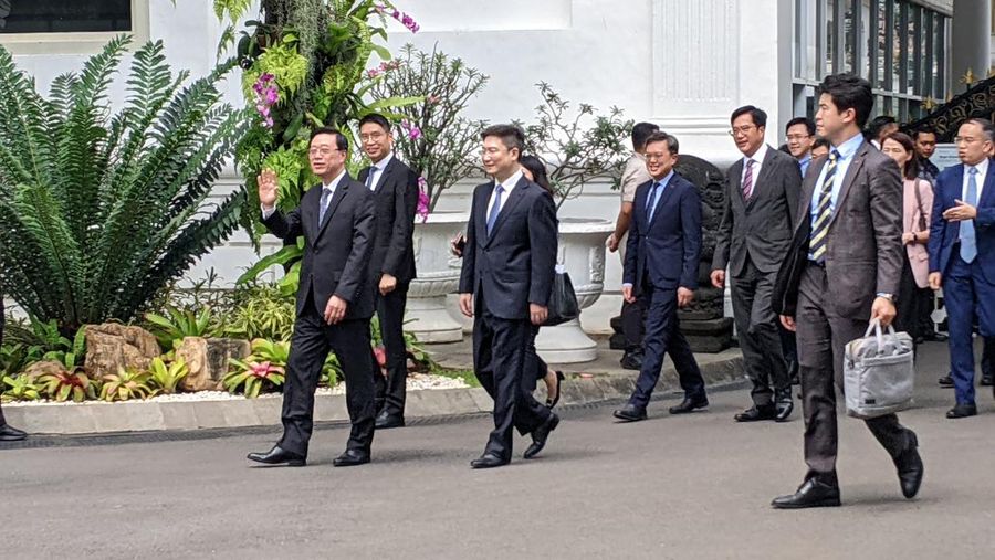 Presiden Joko Widodo menerima kehadiran tamu delegasi Pemimpin Perusahaan (CEO) Dari Hong Kong di Istana Kepresidenan, Jakarta, Selasa (25/7/2023). (CNBC Indonesia/Emir Yanwardhana)