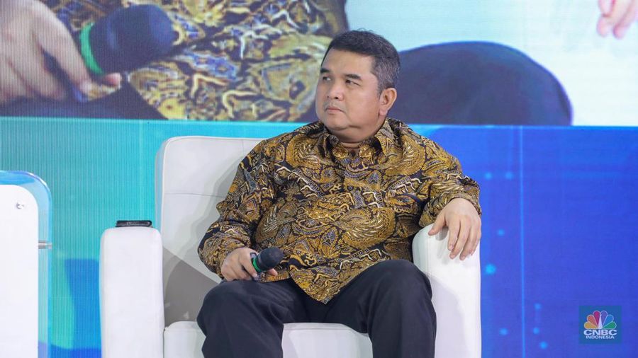 President Director Mind ID, Hendi Prio Santoso mengikuti sesi diskusi panel sesi 2 dengan tema