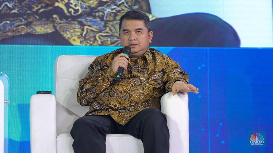 President Director Mind ID, Hendi Prio Santoso mengikuti sesi diskusi panel sesi 2 dengan tema
