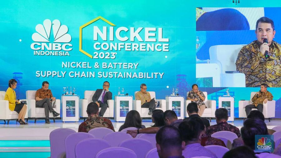 President Director Mind ID, Hendi Prio Santoso mengikuti sesi diskusi panel sesi 2 dengan tema