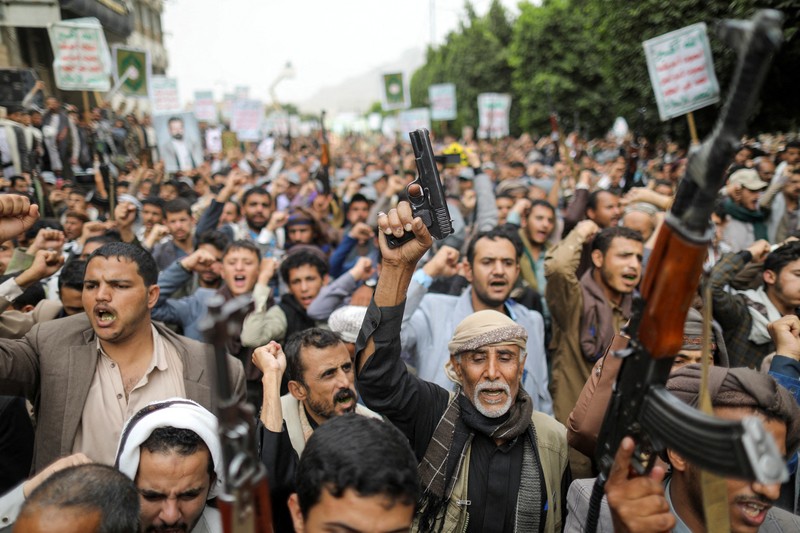 Massa berdemonstrasi menentang penodaan Alquran di Denmark, di Sanaa, Yaman 24 Juli 2023. (REUTERS/Khaled Abdullah)