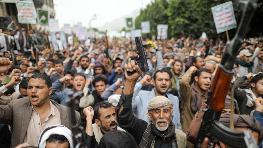 Pria menodongkan senjata api ketika orang-orang berdemonstrasi menentang penodaan Alquran di Denmark, di Sanaa, Yaman 24 Juli 2023. (REUTERS/Khaled Abdullah)