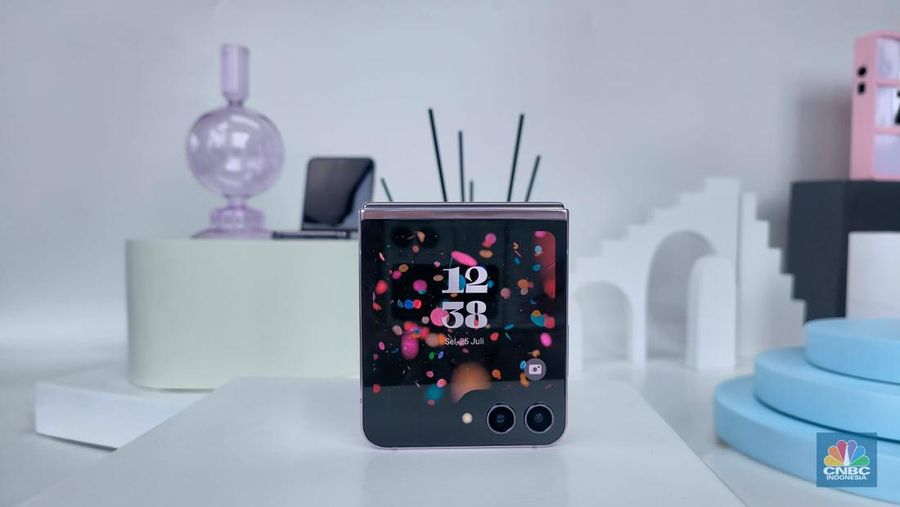 Samsung Galaxy Z Flip 5. (վ/Tini Bohang)