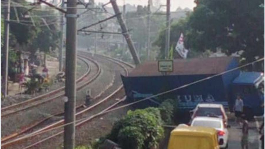 Sebuah truk menabrak tiang LAA (Listrik Aliran Atas) di jalur hilir antara Stasiun Pondok Ranji-Kebayoran dan saat ini masih dalam penanganan petugas. Untuk perjalanan KA belum bisa dilalui. (Tangkapan Layar Twitter @anggares12)
