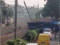 7 Perjalanan KRL Terganggu Efek Truk Tabrak Tiang Listrik