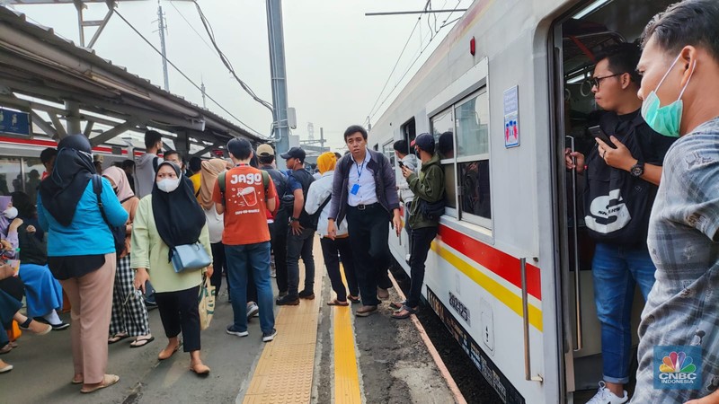 Sejumlah penumpang Kereta Rel Listrik (KRL) Commuter Line tertahan di Stasiun Sudimara akibat sebuah truk menabrak tiang LAA (Listrik Aliran Atas) di jalur hilir antara Stasiun Pondok Ranji-Kebayoran dan saat ini masih dalam penanganan petugas. Untuk perjalanan KA belum bisa dilalui. (CNBC Indonesia/Asep Toha)