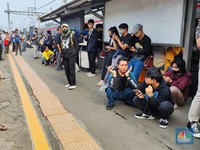 Truk Kecelakaan, Penumpang KRL Tertahan 1 Jam di Sudimara