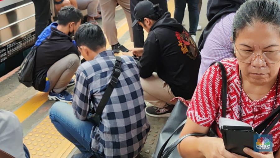 Sejumlah penumpang Kereta Rel Listrik (KRL) Commuter Line tertahan di Stasiun Sudimara akibat sebuah truk menabrak tiang LAA (Listrik Aliran Atas) di jalur hilir antara Stasiun Pondok Ranji-Kebayoran dan saat ini masih dalam penanganan petugas. Untuk perjalanan KA belum bisa dilalui. (CNBC Indonesia/Asep Toha)