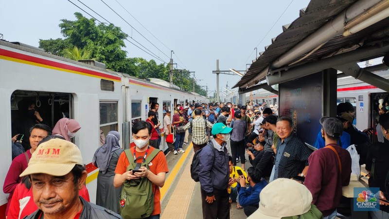 Sejumlah penumpang Kereta Rel Listrik (KRL) Commuter Line tertahan di Stasiun Sudimara akibat sebuah truk menabrak tiang LAA (Listrik Aliran Atas) di jalur hilir antara Stasiun Pondok Ranji-Kebayoran dan saat ini masih dalam penanganan petugas. Untuk perjalanan KA belum bisa dilalui. (CNBC Indonesia/Asep Toha)