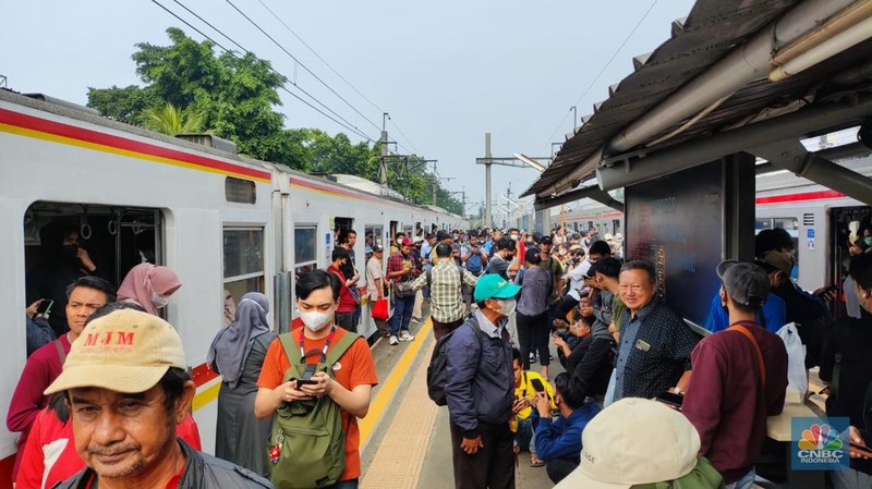 Sejumlah penumpang Kereta Rel Listrik (KRL) Commuter Line tertahan di Stasiun Sudimara akibat sebuah truk menabrak tiang LAA (Listrik Aliran Atas) di jalur hilir antara Stasiun Pondok Ranji-Kebayoran dan saat ini masih dalam penanganan petugas. Untuk perjalanan KA belum bisa dilalui. (CNBC Indonesia/Asep Toha)