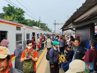 Potret Penumpang KRL Tertahan Efek Truk Tabrak Tiang Listrik