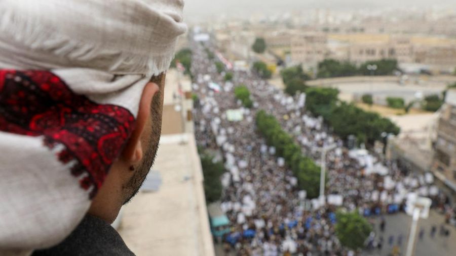 Massa berdemonstrasi menentang penodaan Alquran di Denmark, di Sanaa, Yaman 24 Juli 2023. (REUTERS/Khaled Abdullah)