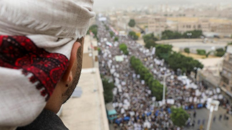 Massa berdemonstrasi menentang penodaan Alquran di Denmark, di Sanaa, Yaman 24 Juli 2023. (REUTERS/Khaled Abdullah)