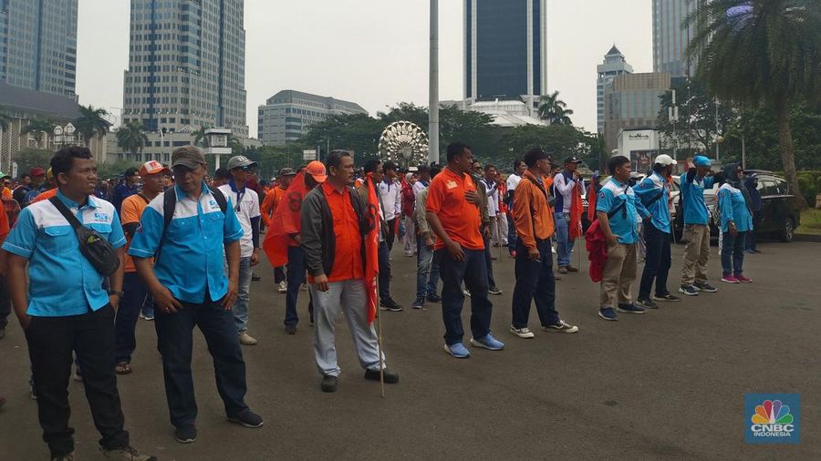 Ada sekitar seribu buruh dari Jabodetabek, Purwakarta, Karawang, Serang, dan Cilegon yang tergabung dalam Partai Buruh dan Konfederasi Serikat Pekerja Indonesia (KSPI) berunjuk rasa di depan Istana Negara dan Gedung Mahkamah Konstitusi pada hari ini, Rabu (26/7/2023). (²©²ÊÍøÕ¾/Martyasari Rizky)
