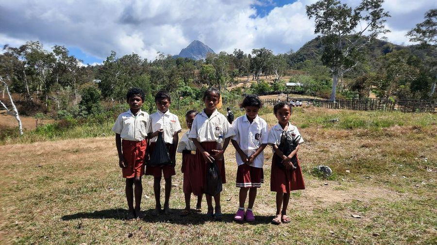 Anak-anak di SDN Nainefo 2 yang terletak di Amfoang Barat Laut, NTT harus melewati banyak rintangan untuk pergi kesekolah. (Dok. Berbuat Baik)