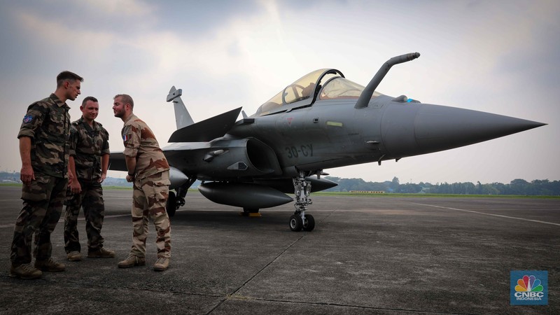 Anggota Militer Prancis berdiri di dekat pesawat jet tempur Dassault Rafale A330 MRTT yang terparkir di Apron Selatan, Lanud Halim, Jakarta, Rabu (26/7/2023). Anggota Militer Prancis berdiri di dekat pesawat jet tempur Dassault Rafale A330 MRTT yang terparkir di Apron Selatan, Lanud Halim, Jakarta, Rabu (26/7/2023). (CNBC Indonesia/Faisal Rahman)